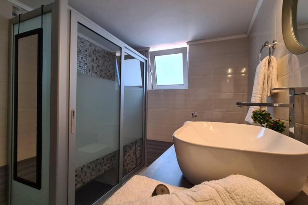 Modern Central Αpt 500M From The Beach. La Canea Exterior foto