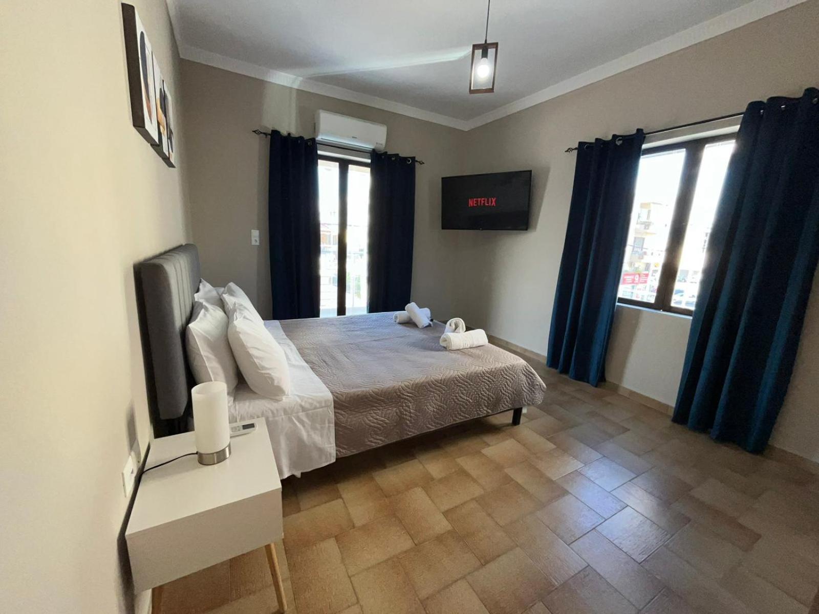 Modern Central Αpt 500M From The Beach. La Canea Exterior foto